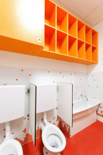Casiers orange et séparation de WC